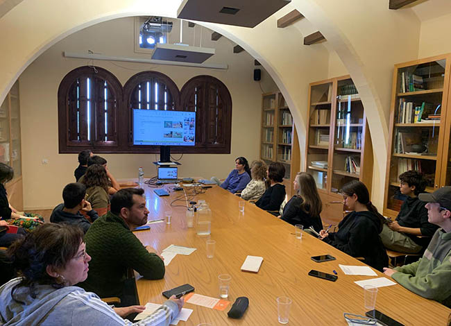 Aquestes sessions serveixen per actualitzar coneixements i compartir informació i experiències entre l'equip d'informació del Parc Natural. Autoria: XPN