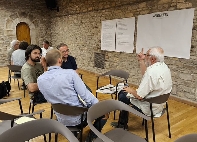 Taules de treball a Seva. Autor: Índic