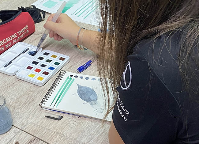 Una participant pintant amb aquarel·les. © XPN
