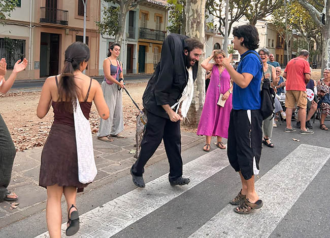 El cantautor ballant amb el públic. © Neandertal Produccions