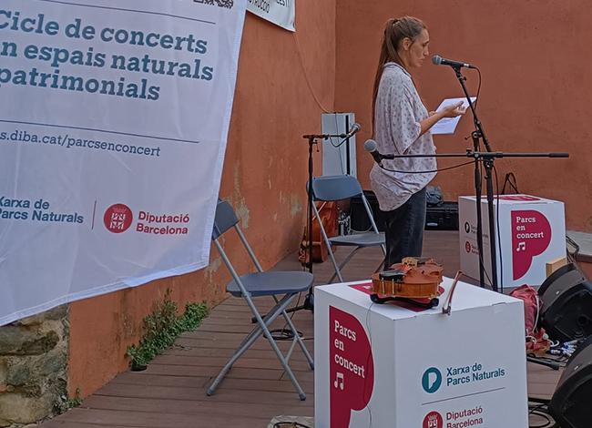 Anna Tobias recitant. Autor: Neandertal Records