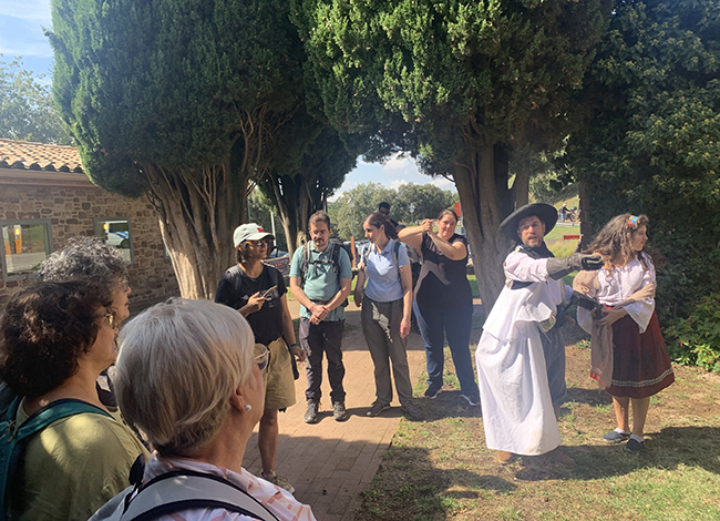 Una quarantena de persones van participar de la ruta teatralitzada inclusiva 