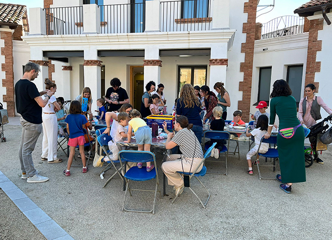 Un taller sobre com elaborar caixes-niu per a ocells. Autoria: Biblioteca d'Aiguafreda