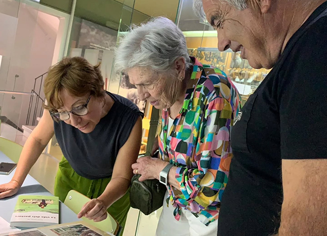 Entrevistes amb familiars, com Maria Traveria (al mig) i Ernest Sitges. Autor: MEMGA