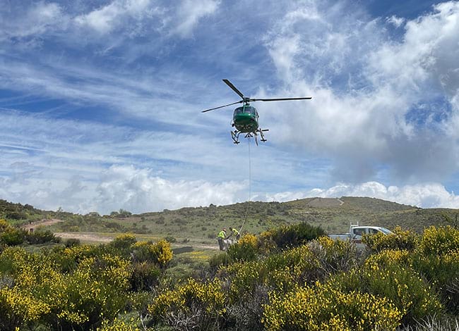 Personal de manteniment del Parc i Agents Rurals del Grup de Suport Aeri carregant el material. Autor: XPN