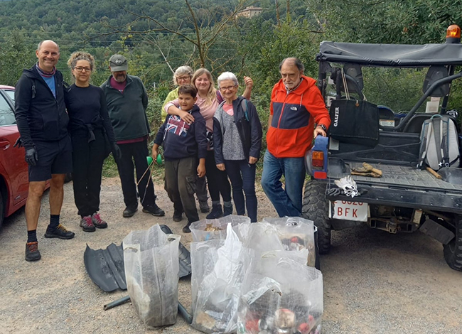 Voluntaris amb les deixalles recollides. Autoria: Turisme Montseny