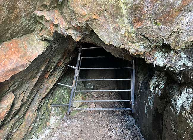 La porta que s'ha posat en un dels accessos d'una mina. Autor: XPN