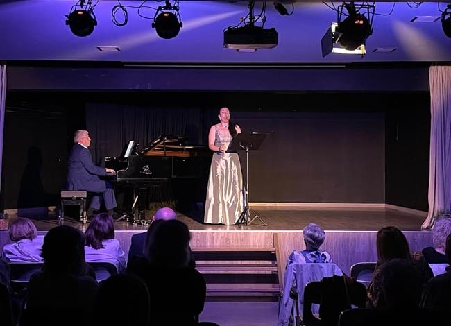 La soprano Jonaina Salvador i el pianista Jordi Barceló durant el concert. Autor: L'Espectacleria
