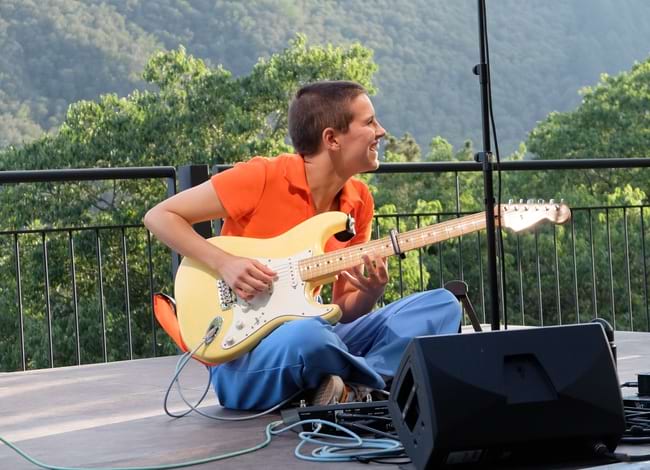 Carlota Flâneur durant el concert. Autor: Neandertal Records