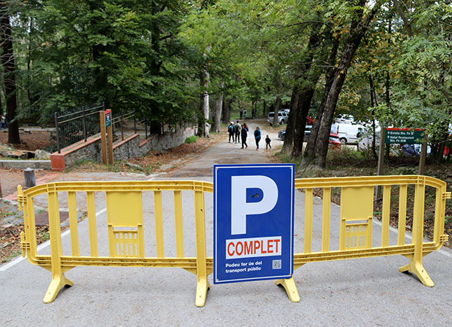 Tanques amb el cartell d'aparcament complet a Santa Fe. Autor: Mar Martí / ACN