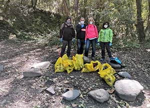 Alguns voluntaris amb la brossa recollida.<br />Autor: AETM