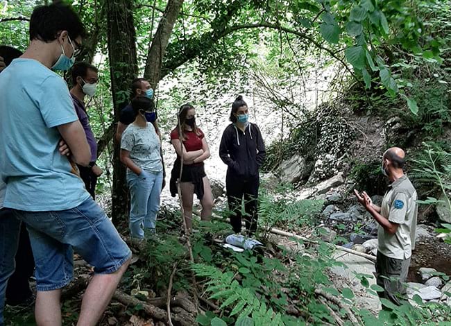 Els joves amb un guarda del Parc Natural que els explica les singularitats del torrent. Autor: XPN