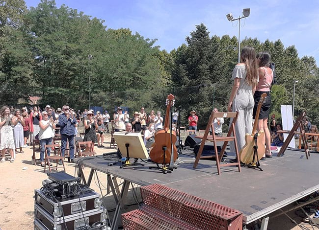 El públic del concert, dempeus, en acabar el concert recital. Autor: XPN