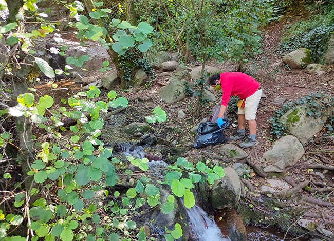 Neteja a Vallcàrquera, amb Aprèn Serveis Ambientals. Autor: Turisme Montseny