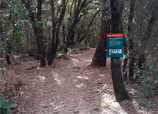 Cartell de zona en restauració a Sant Elies, a Sant Pere de Vilamajor. Autor: XPN