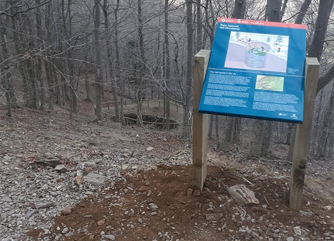 El plafó que s'ha instal·lat al pou de neu del Comte. Autor: XPN