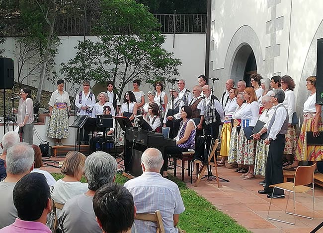 La coral Briançó a l'exterior de Masia Mariona, a Mosqueroles. Autor: mestrejoantomas.cat