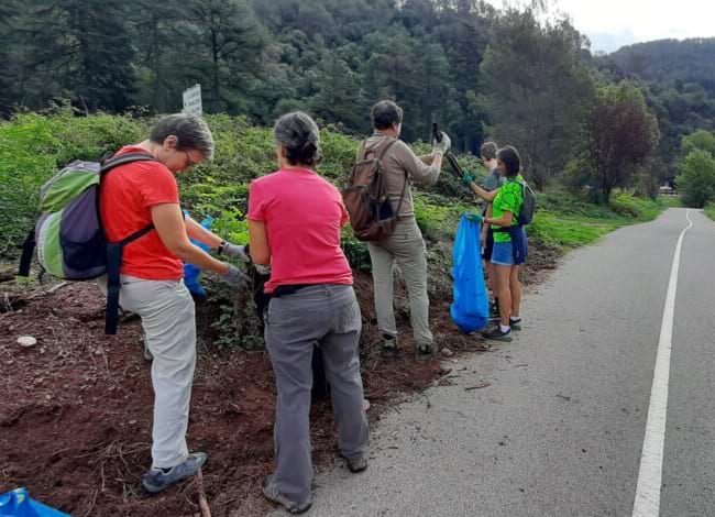 Voluntaris durant la recollida de deixalles. Autor: Turisme Montseny