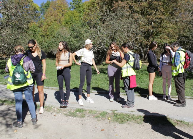 Voluntaris i voluntàries fent enquestes a un grup de visitants al Parc Natural. Autor: Cercle de Voluntaris