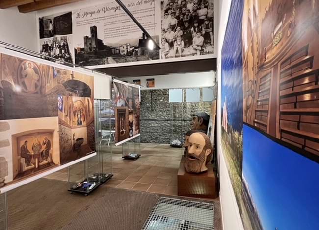 Detall de la sala amb les exposicions permanents. Autor: Ajuntament de Sant Pere de Vilamajor