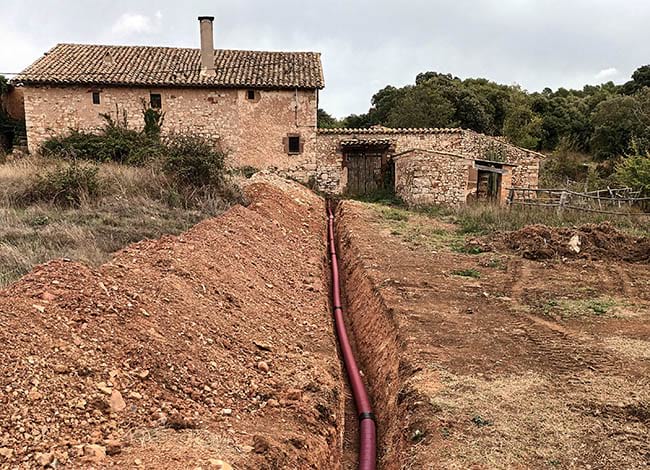 Soterrament d'un tram de línia elèctrica a Can Boix. Autor: XPN