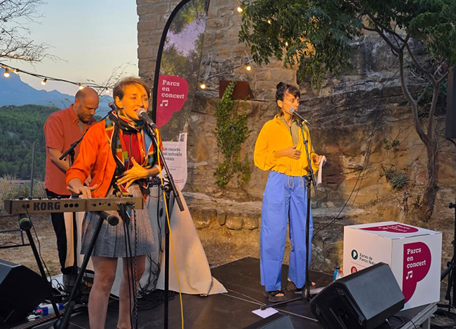El grup musical Lleona durant la seva actuació al conjunt monumental de Castellet. © Neandertal Produccions
