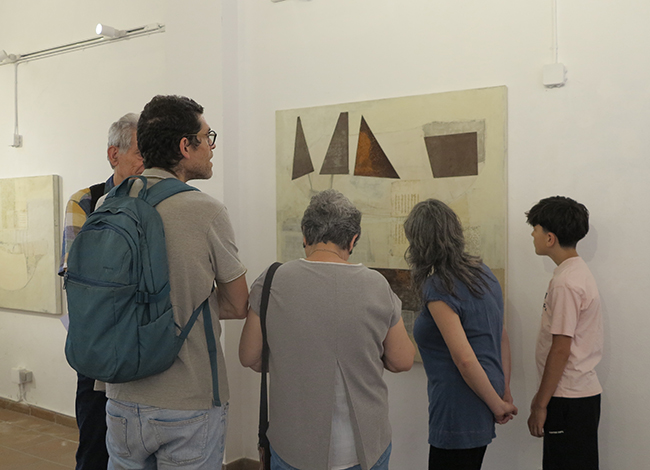 Assistents a la inauguració contemplant les obres d'Assumpció Oristrell. Autoria: La Pahissa del Marquet