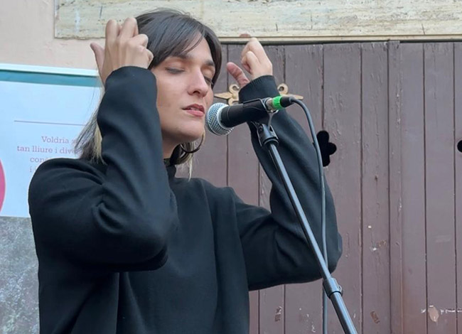 Clàudia Balletbó, d'Ölivias, va oferir una actuació de veu combinada amb percussions electròniques. © Tramoia Cultura