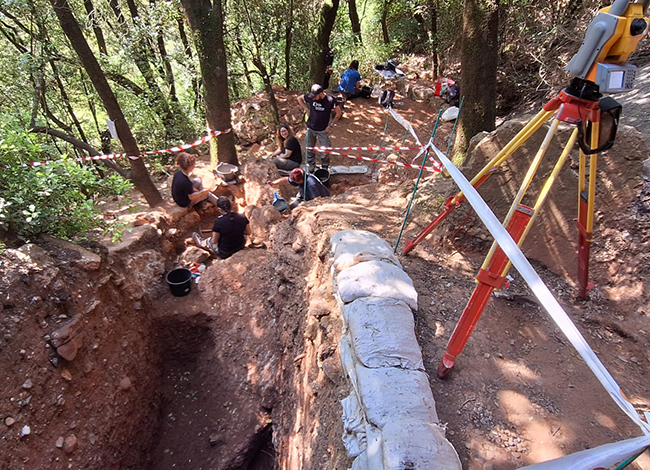Vista general de l'excavació al sector exterior de la cova del Triangle. Autoria: J.I. Morales