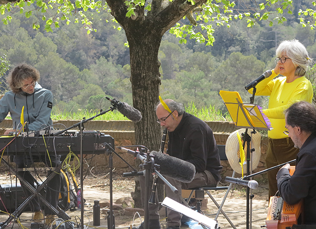 Francisca Rodrigo (veu) acompanyada dels músics Marc Egea, Miquel Àngel Marín i Xavi Lloses. Autoria: la Pahissa del Marquet