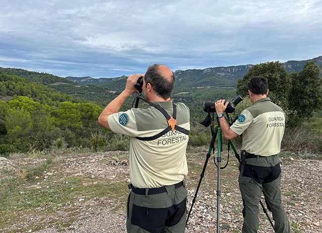 Membres de la guarderia forestal del Parc fent seguiment de la fauna. Autoria: XPN