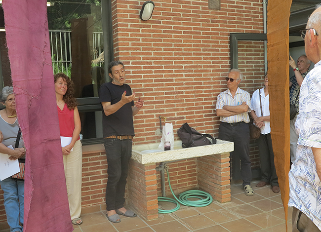 L'artista Sulé Duc acompanyat de Joana Sardà durant la inauguració de l'exposició 