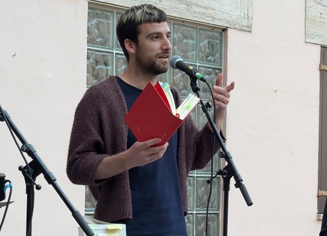 Joan Rotger Julià va recitar versos dels poetes mallorquins Antònia Vicens, Blai Bonet i Josep Maria Llompart. © Tramoia Cultura