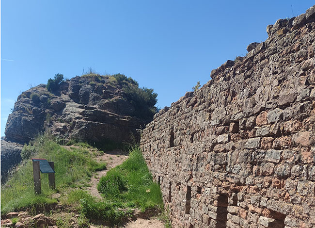 Un dels murs que s'han conservat de la fortificació. Autoria: SPAL