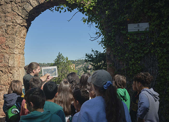 Alumnat en una activitat d'educació ambiental, al Parc Natural de Sant Llorenç del Munt i l'Obac. Autoria: Oriol Clavera