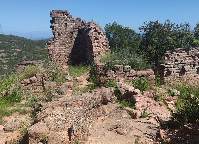 Ruïnes del castell de Pera, al Parc Natural de Sant Llorenç del Munt i l'Obac. Autoria: SPAL