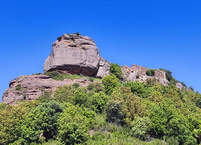 Vista des de baix de part de les ruïnes del castell de Pera. Autoria: SPAL