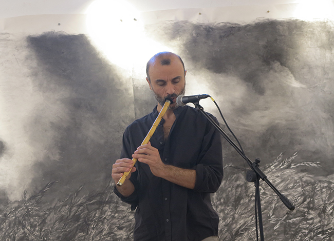 El músic Christos Barbas va obrir la Festa Faustroll amb un concert de flauta ney. Autoria: La Pahissa del Marquet