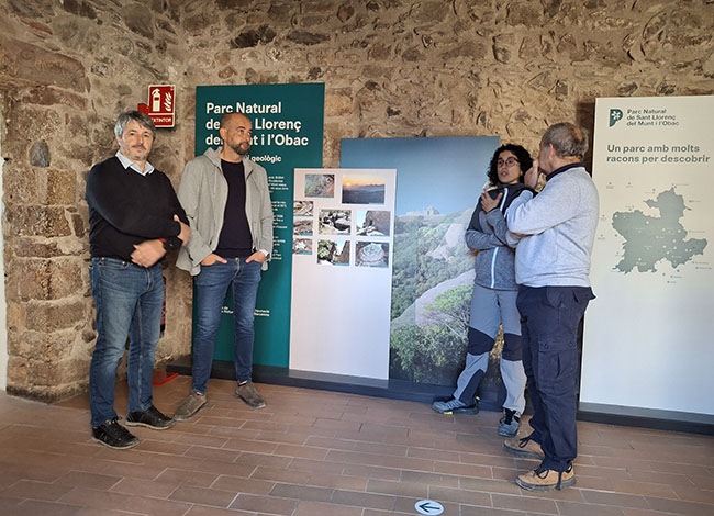 S'ha instal·lat un plafó informatiu sobre el Parc Natural de Sant Llorenç del Munt i l'Obac a la nova recepció. Autoria: XPN