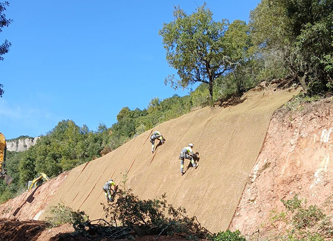 Treballs de col·locació de la malla, que s'utilitzarà per estabilitzar el talús. © XPN