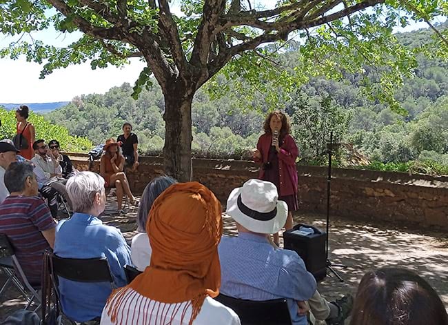 La directora de La Pahissa del Marquet, Joana Sardà, dirigint-se als assistents. Autora: Mònica de Dalmau