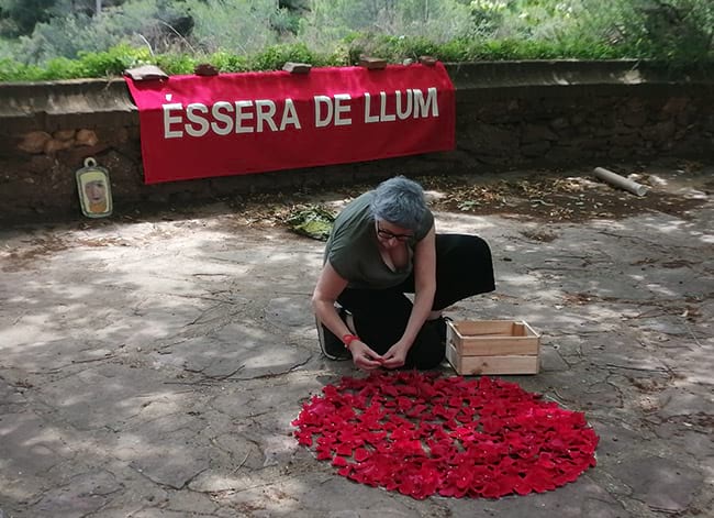L'artista Mònica Buxó creant un cercle de pètals de rosa vermella. Autora: Alina Canosa