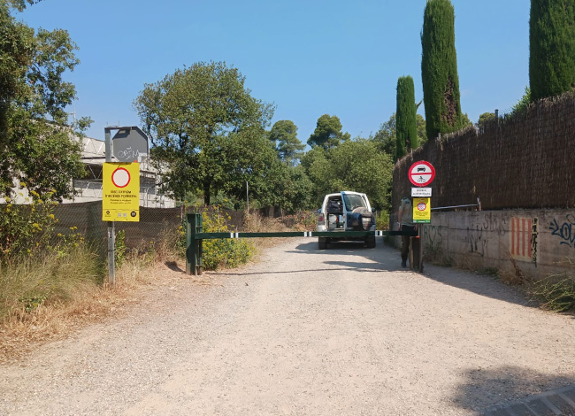 Cartells a l'accés a can Robert i la Mola. © XPN