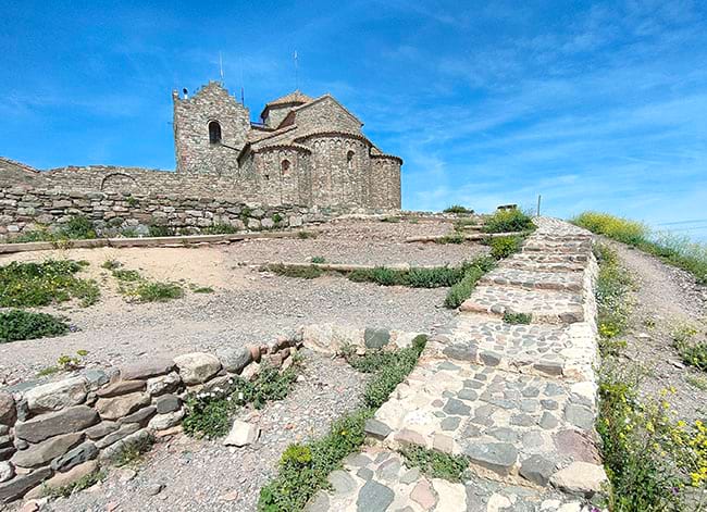L'entorn del monestir, a la primavera. Autor: XPN