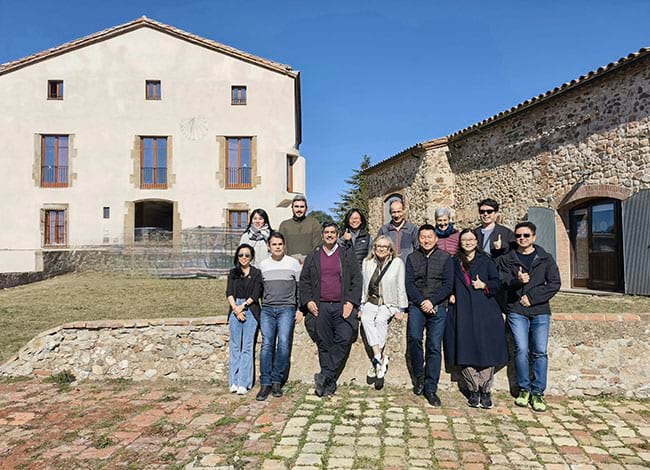 Els visitants, davant de la masia de la Mata. Autor: XPN