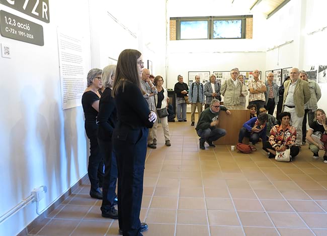 Assistents durant la inauguració de l'exposició de C72R. Autora: Joana Sardà
