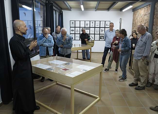 Assistents durant la inauguració de l'exposició 