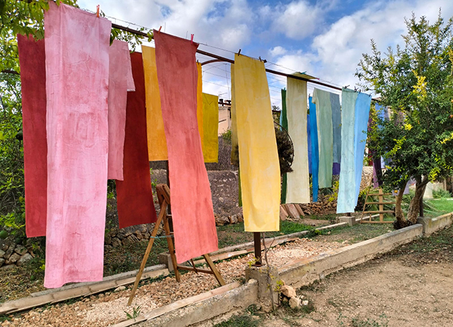 Fibres tenyides per a l'exposició 