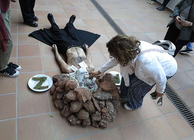 Performance durant la inauguració de l'exposició de Ramon Guimarães. Autora: Joana Sardà