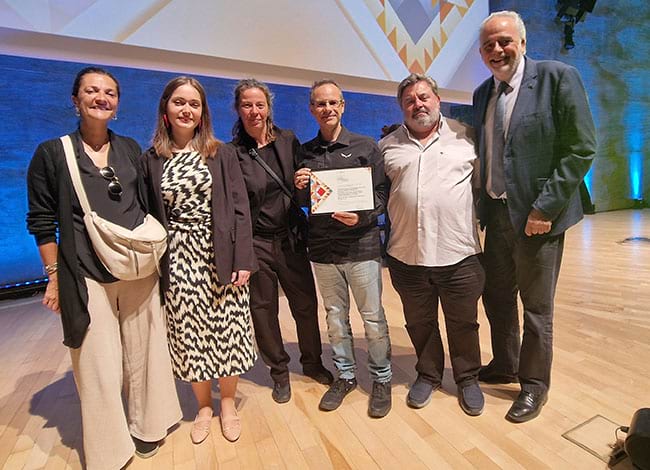 Lliurament del premi a l'equip del projecte. Autor: UAB